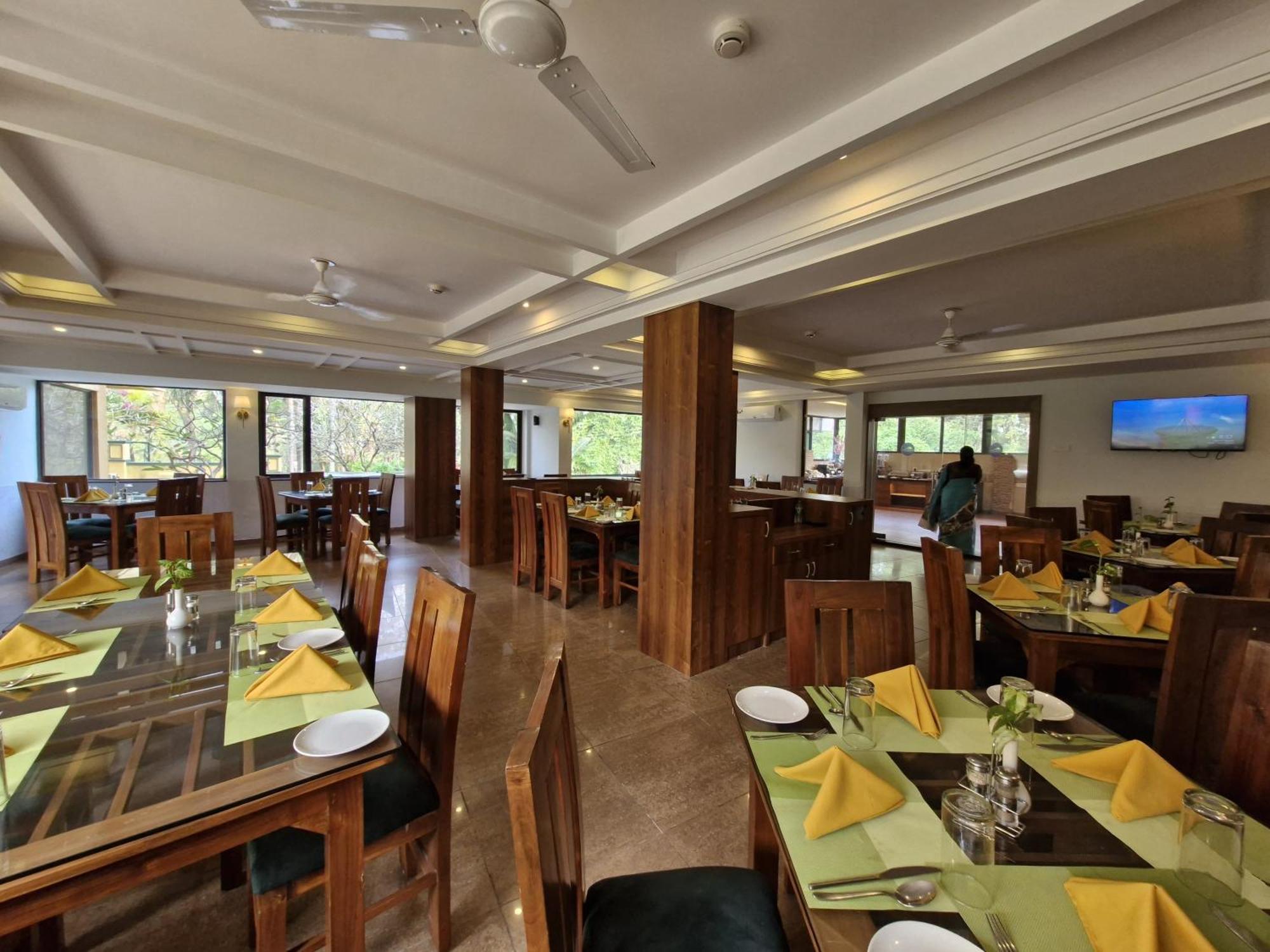 Golden Landmark Green Valley Beach Resort Dona Paula Extérieur photo