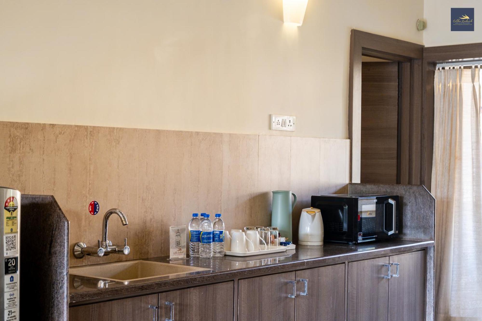 Golden Landmark Green Valley Beach Resort Dona Paula Extérieur photo